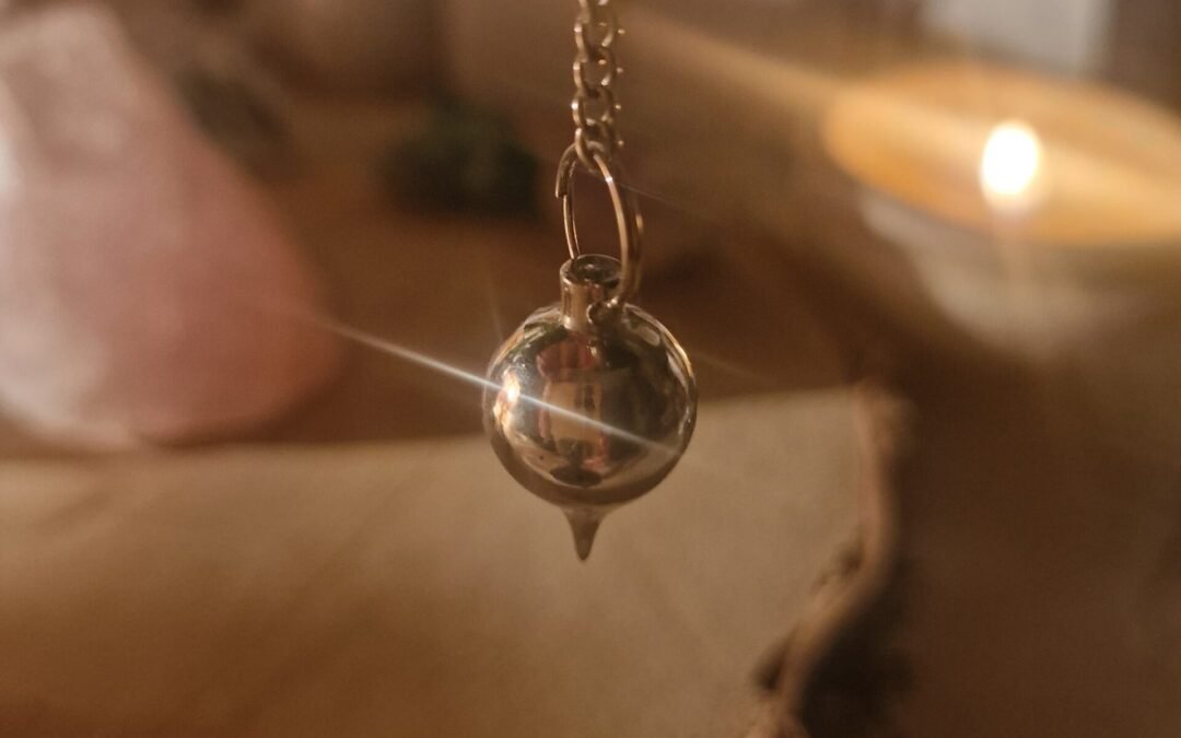 Cómo usar el péndulo para obtener respuestas claras + tablero gratuito para descargar